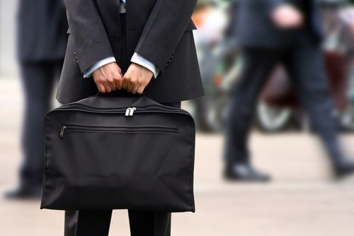 Voyage d'affaires : prévoyez un forfait mobile pour l'étranger et un adaptateur de prise. Voyage d'affaires : prévoyez un forfait mobile pour l'étranger et un adaptateur de prise.