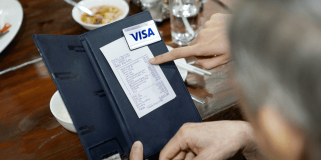 Quels sont les types de dépenses qui peuvent être comptabilisés dans les frais ?