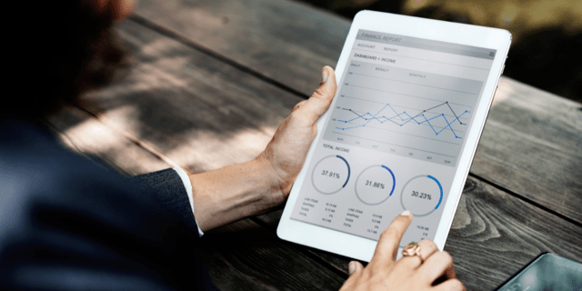 Comment l'intelligence artificielle et le machine learning améliorent la gestion des notes de frais ?